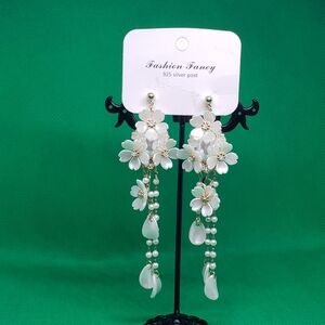 One Pair Exquisite White Dangling Flower Design Earrings